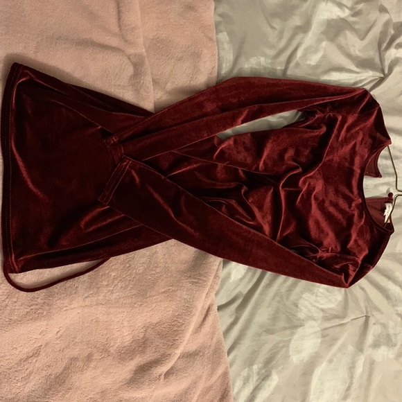 Velvet right fitted dress with beautiful open back. - Picture 1 of 2